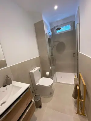 a bathroom with a toilet and a sink and a shower at Apartamentos a estrenar de dos dormitorios in San Fernando