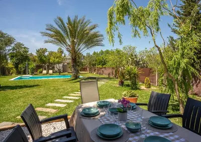 a table with green plates on it in a yard at casa Villa Escondida in Cádiz
