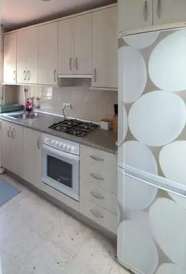 a kitchen with white cabinets and a stove top oven at Estupendo adosado en La Barrosa, a 700 m de la Playa in Chiclana de la Frontera