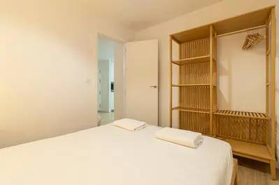 a bedroom with a white bed and a closet at Allo Apartments Morenos II 1ºC Centro 2 Habitaciones in Jerez de la Frontera