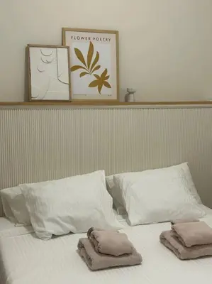 a bed with two towels on top of it at Apartamento en el centro histórico in El Puerto de Santa María