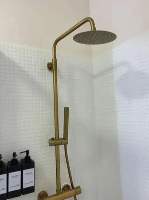 a shower with a shower head in a bathroom at Apartamento en el centro histórico in El Puerto de Santa María