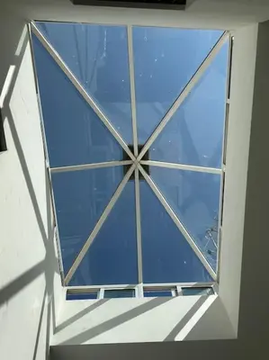 a window in the ceiling of a building at Apartamento en el centro histórico in El Puerto de Santa María