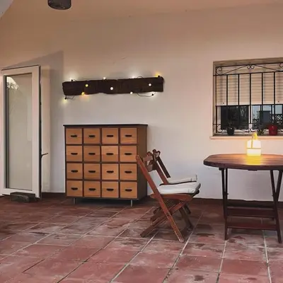 a room with a table and a chair and a table at Abajo Stijlvol appartement met zwembad en tuin in Cádiz