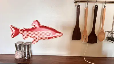 a red shark lamp on a counter with wooden utensils at Abajo Stijlvol appartement met zwembad en tuin in Cádiz