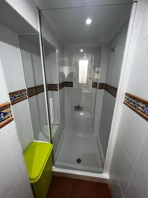 a shower with a green stool in a bathroom at Vino Amontillado 5 in El Puerto de Santa María