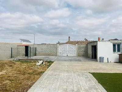 a house with a driveway and a garage at Villa Eterno in Chiclana de la Frontera