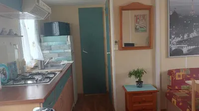 a kitchen with a sink and a green door at La Vida el Verano en Novo Sancti Petri - Casa Acogedora in Chiclana de la Frontera