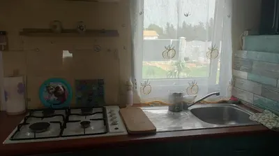 a kitchen with a stove and a sink and a window at La Vida el Verano en Novo Sancti Petri - Casa Acogedora in Chiclana de la Frontera