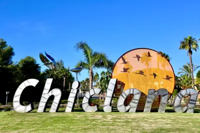 a sign that says chicago in a park at Chalet independiente en la loma in Chiclana de la Frontera