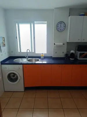 a kitchen with a sink and a washing machine at Oasis Flamencos Golf in Sanlúcar de Barrameda
