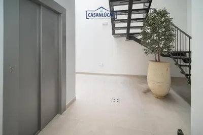 a hallway with a plant in a large vase at Sanlucar Centro - Apartamento 2 in Sanlúcar de Barrameda