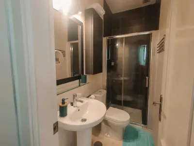 a bathroom with a sink and a toilet and a shower at Apartamento en pleno centro historico in Cádiz