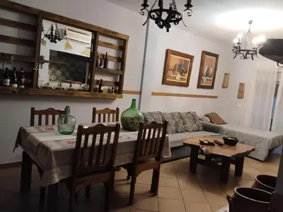 a living room with a table and a couch at Bienvenidos Villa Roki Para información seis3tres 0nueve 0nueve veinte in El Puerto de Santa María
