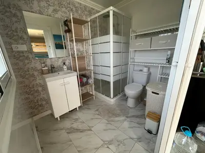 a bathroom with a toilet and a sink at Lugar acogedor al lado de La Barrosa in Campano