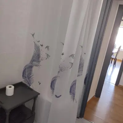 a room with a wall with feathers and a table at Apartamento ESPERANZA DE LA YEDRA in Jerez de la Frontera