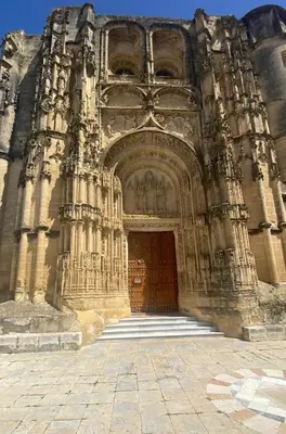 an entrance to a building with a wooden door at T&S La Bóveda in Arcos de la Frontera