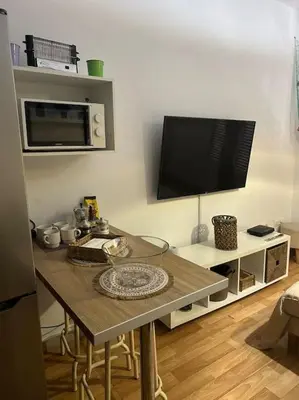 a living room with a table with a tv on it at Piso Acogedor en pleno centro in El Puerto de Santa María
