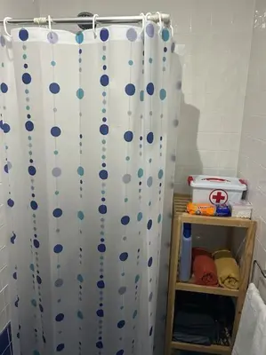 a bathroom with a shower curtain with blue polka dots at Piso Acogedor en pleno centro in El Puerto de Santa María