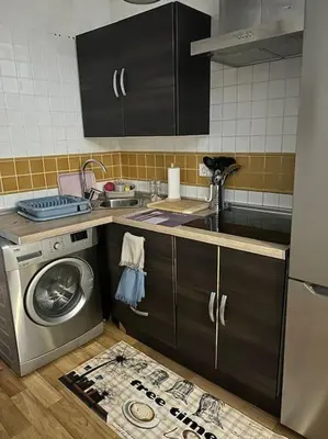 a kitchen with a sink and a washing machine at Piso Acogedor en pleno centro in El Puerto de Santa María