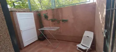 a small room with a table and a chair at Preciosa casa a 100 m de Bajo de Guía en Sanlúcar in Sanlúcar de Barrameda