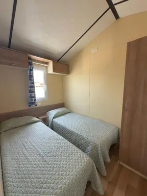 a bedroom with two beds and a window at Casita la ilusión in Conil de la Frontera