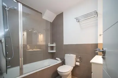 a bathroom with a toilet and a tub and a sink at Cimbra 15 in Sanlúcar de Barrameda
