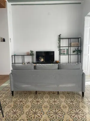 a living room with a couch and a kitchen at Apartamento Gallo Azul in Jerez de la Frontera