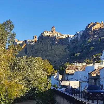 a view of a city with a mountain in the background at Hotel Arcos-Coruña in Arcos de la Frontera