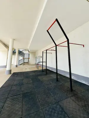 a room with a group of poles in a building at Bahía Azul Suites, Piscina & Pádel in San Fernando
