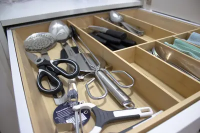 a drawer filled with scissors and other kitchen utensils at Centro Villamarta Moderno in Jerez de la Frontera