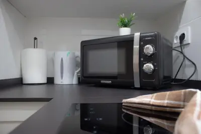 a microwave sitting on top of a counter at Centro Villamarta Moderno in Jerez de la Frontera
