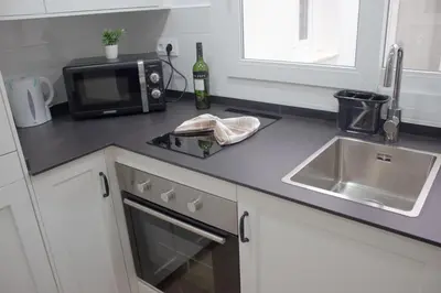 a kitchen counter with a microwave and a sink at Centro Villamarta Moderno in Jerez de la Frontera