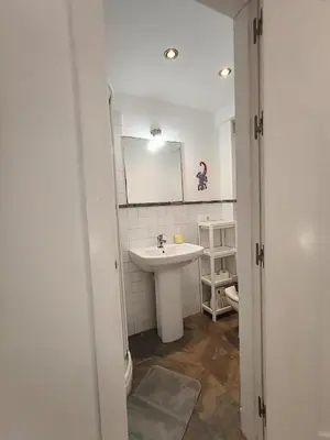 a bathroom with a sink and a mirror at Robles-Mercado in Cádiz