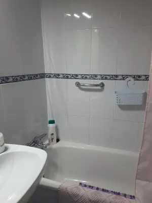 a white bathroom with a tub and a sink at El Parque 4 dormitorios wifi playa centro in Sanlúcar de Barrameda