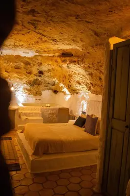 a bedroom with two beds in a cave at Laan Arcos, casa cueva in Arcos de la Frontera