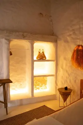 a room with a window with a light at Laan Arcos, casa cueva in Arcos de la Frontera