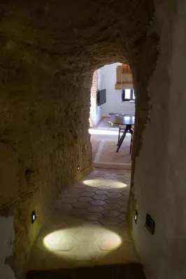 an archway in a building with a table in the background at Laan Arcos, casa cueva in Arcos de la Frontera