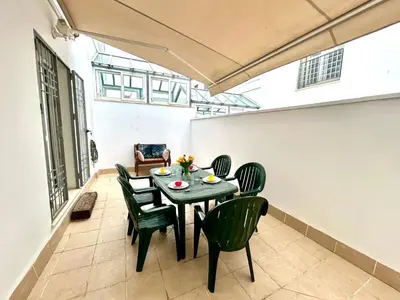 a dining room with a table and chairs at GATU Faro con Parking gratis, 