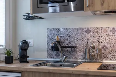 a kitchen counter with a sink and a microwave at Alcazar Centrico Moderno in Jerez de la Frontera
