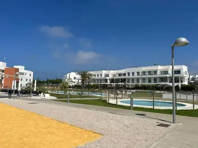 a street light next to a pool and buildings at Apartamento en Costa Ballena in Chipiona