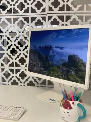 a computer monitor on a desk with a cup of pens at Apartamento Viñedos de Librado in Jerez de la Frontera