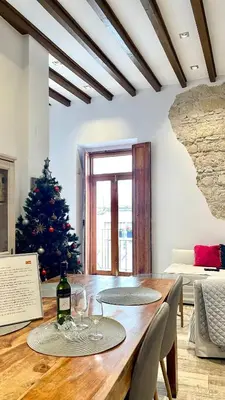 a living room with a couch and a table at Apartamento bodegas de Cazón Barrio San Miguel in Jerez de la Frontera
