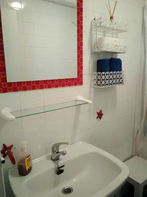 a bathroom with a sink and a mirror at Piso Con Hermosas Vistas Al Mar in El Puerto de Santa María
