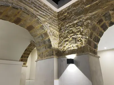 a room with a brick ceiling with a light on it at Apartamento Plaza del Cabildo II - Sanlúcar Centro in Sanlúcar de Barrameda