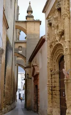 an alley with an archway in an old building at Casa Encarnita in Arcos de la Frontera