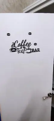 a sign for a coffee tea bar on a white wall at Vivir es Increíble in San Fernando
