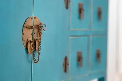a lock on a door with a chain on it at Apartamento Centro&Playa Sanlucar - V Centenario in Sanlúcar de Barrameda