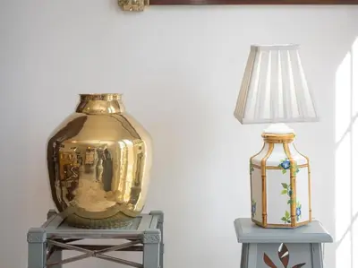 a lamp and a vase on a table next to a lamp at SibsSanlucar Calma - Centro y Playa - Nuevo in Sanlúcar de Barrameda