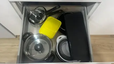 a drawer filled with utensils and a washing machine at Apartamento catedral in Jerez de la Frontera